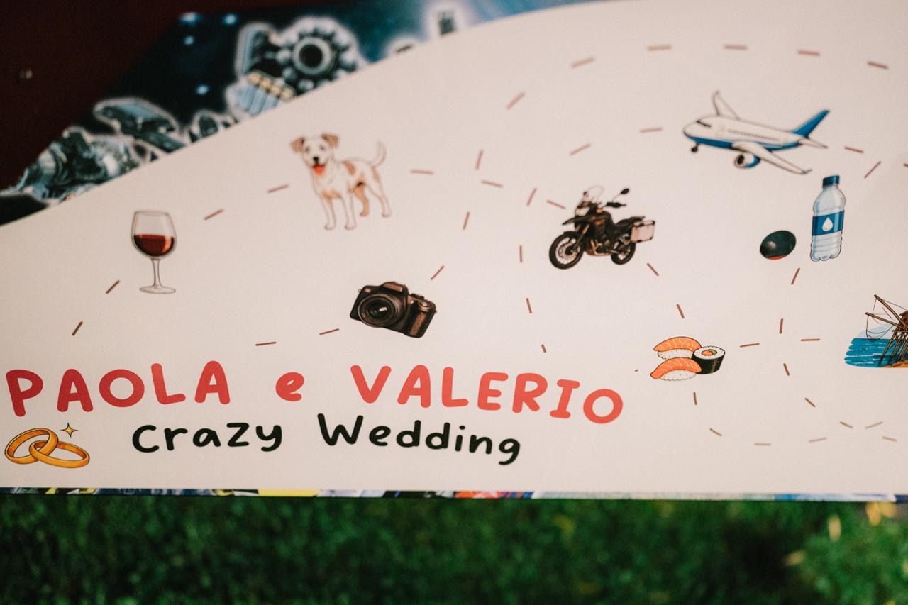 Dettaglio della grafica Paola e Valerio, Crazy Wedding, con illustrazioni delle loro passioni
